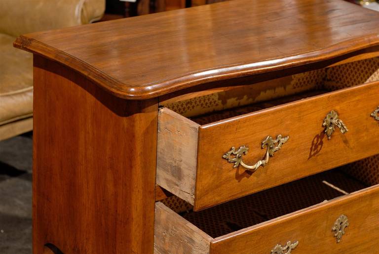 French Petite 1810s Two-Drawer Commode with Serpentine Top and Curved Legs 3