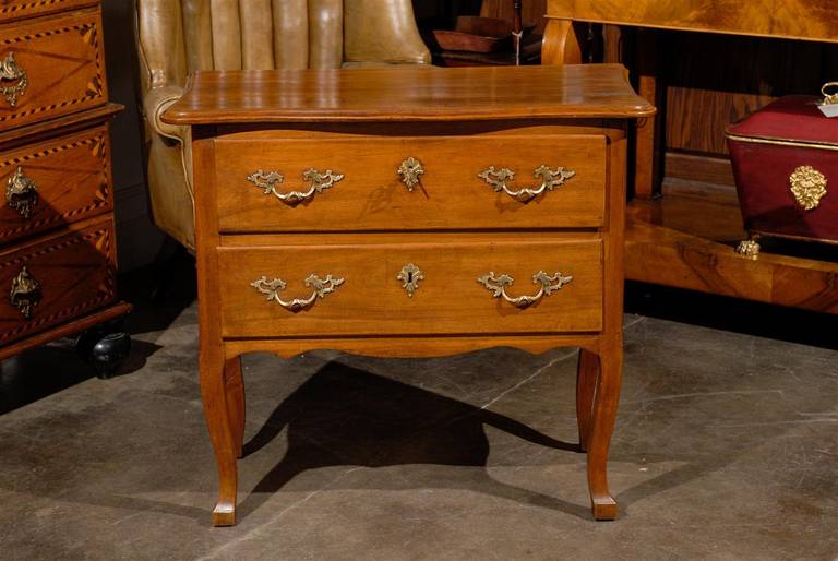French Petite 1810s Two-Drawer Commode with Serpentine Top and Curved Legs 1