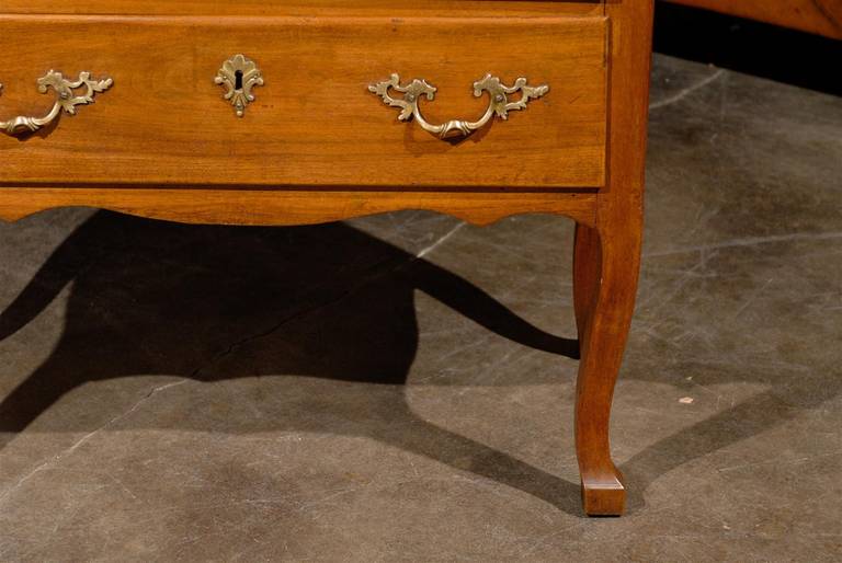 French Petite 1810s Two-Drawer Commode with Serpentine Top and Curved Legs 2