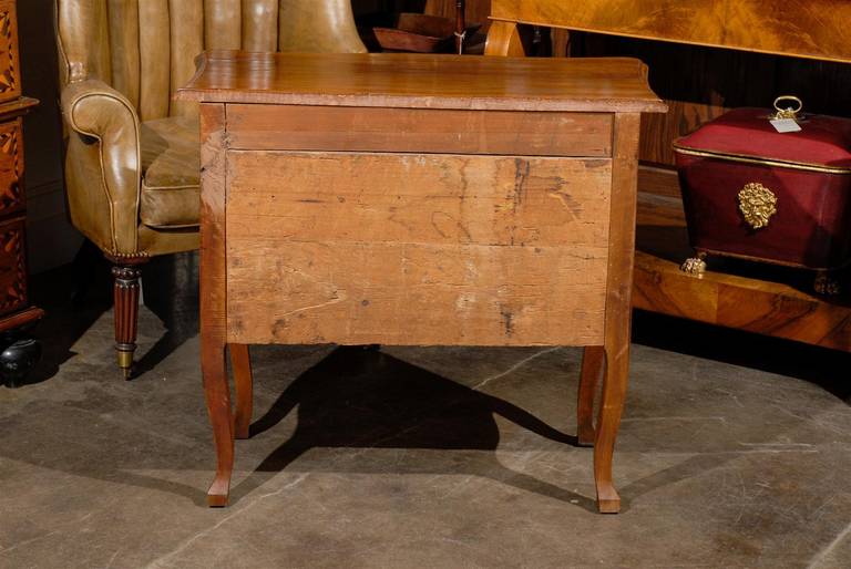 French Petite 1810s Two-Drawer Commode with Serpentine Top and Curved Legs 5