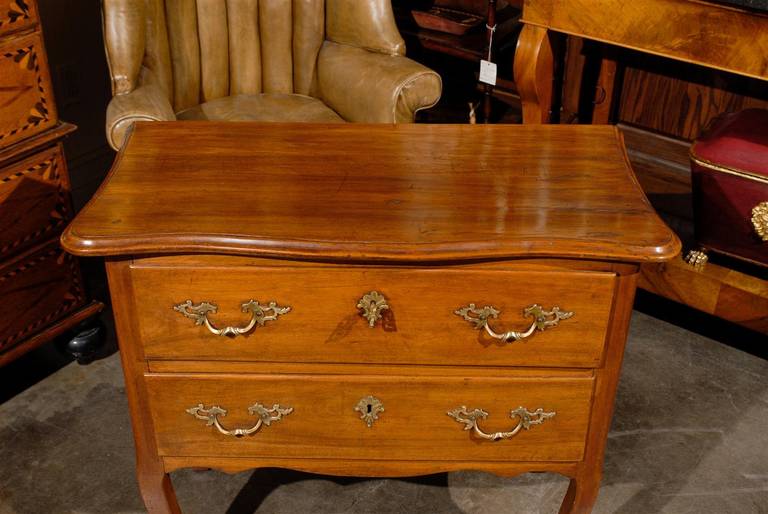 19th Century French Petite 1810s Two-Drawer Commode with Serpentine Top and Curved Legs