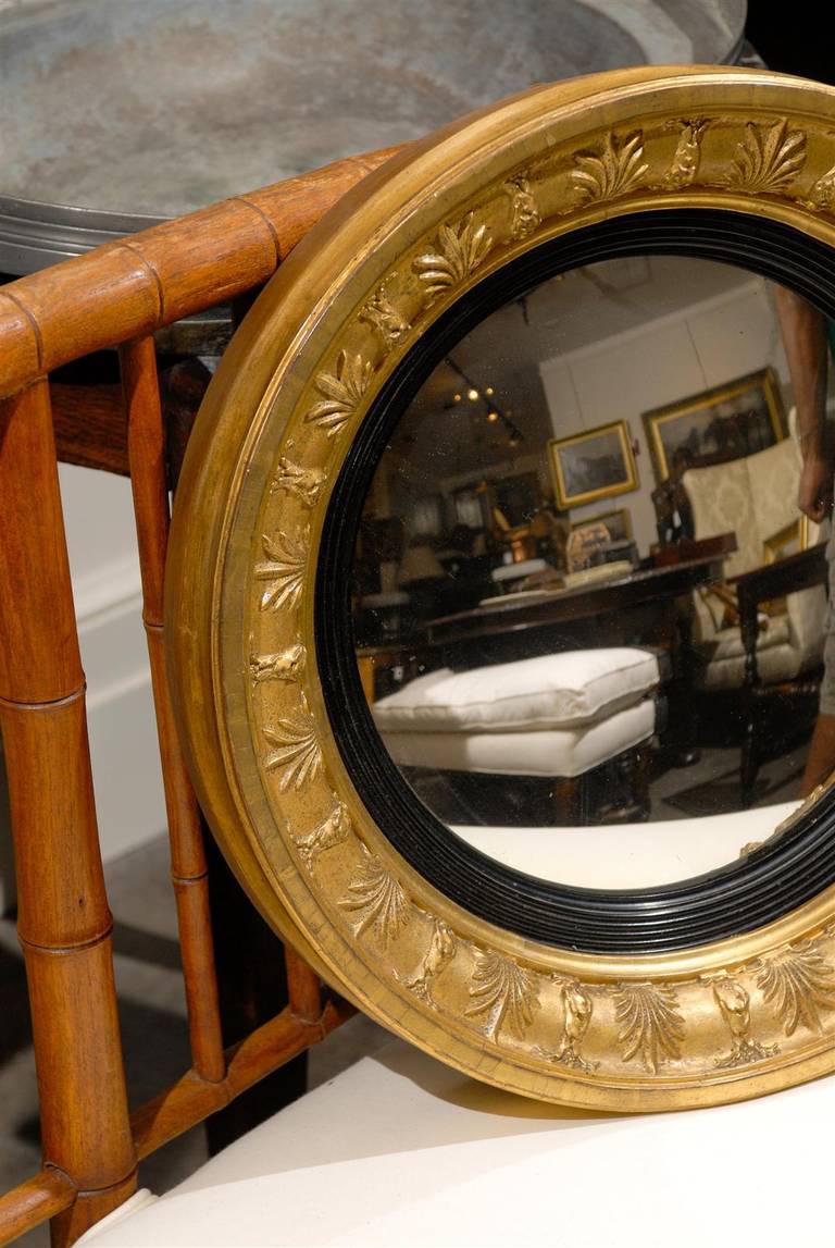 Petit miroir anglais convexe en bois doré du début du XIXe siècle avec motifs de feuillage Bon état - En vente à Atlanta, GA