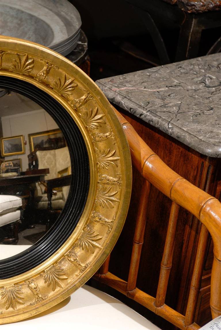 Ébénisé Petit miroir anglais convexe en bois doré du début du XIXe siècle avec motifs de feuillage en vente