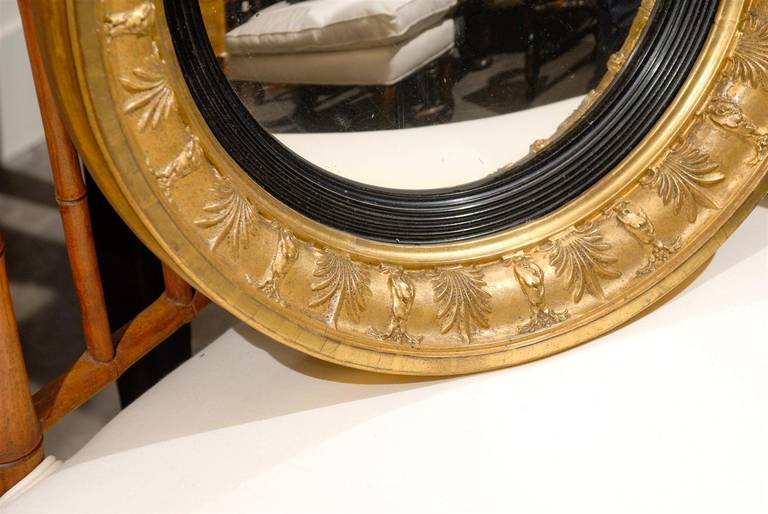 Miroir Petit miroir anglais convexe en bois doré du début du XIXe siècle avec motifs de feuillage en vente