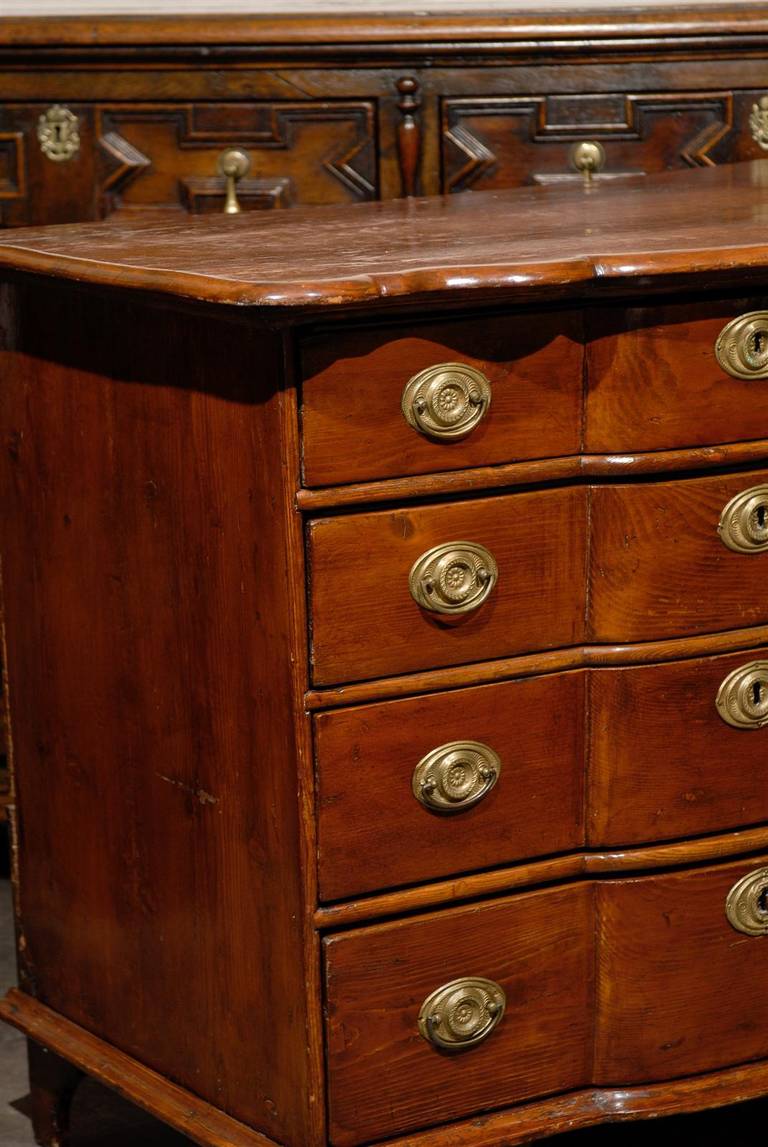 Italian Fruitwood Late 18th Century Four-Drawer Chest with Serpentine Front 1
