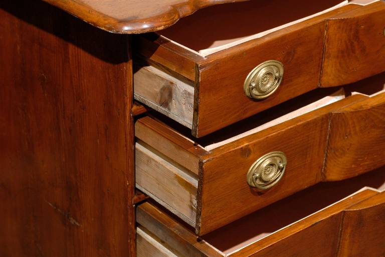 Italian Fruitwood Late 18th Century Four-Drawer Chest with Serpentine Front 2