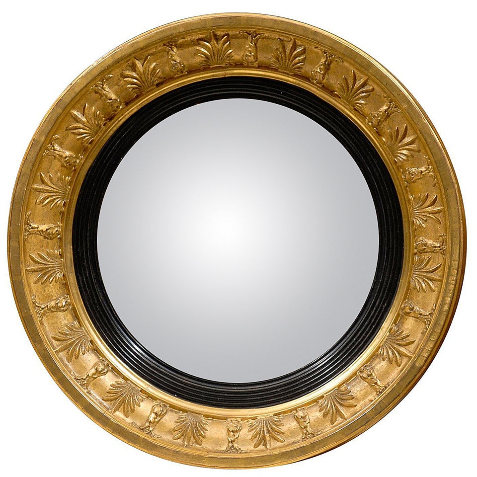 Petit miroir anglais convexe en bois doré du début du XIXe siècle avec motifs de feuillage en vente