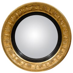 Petit miroir anglais convexe en bois doré du début du XIXe siècle avec motifs de feuillage