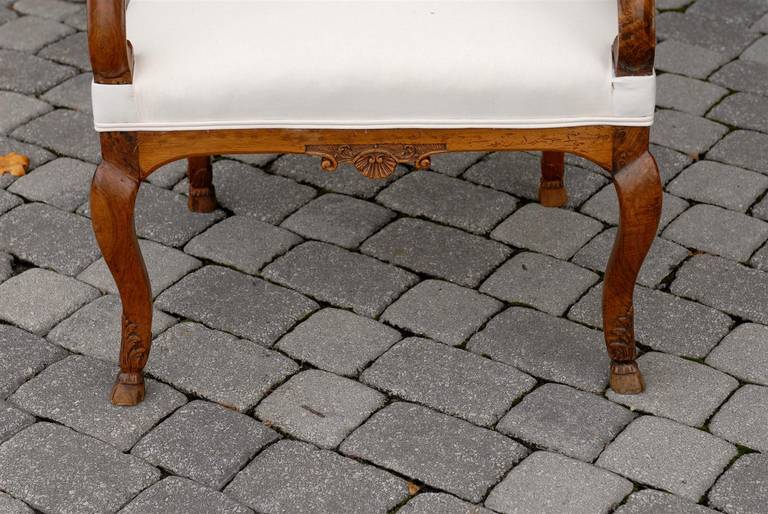 Paire de fauteuils tapissés de style Régence en noyer français, datant d'environ 1820 en vente 3