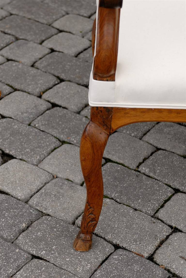 Mousseline Paire de fauteuils tapissés de style Régence en noyer français, datant d'environ 1820 en vente