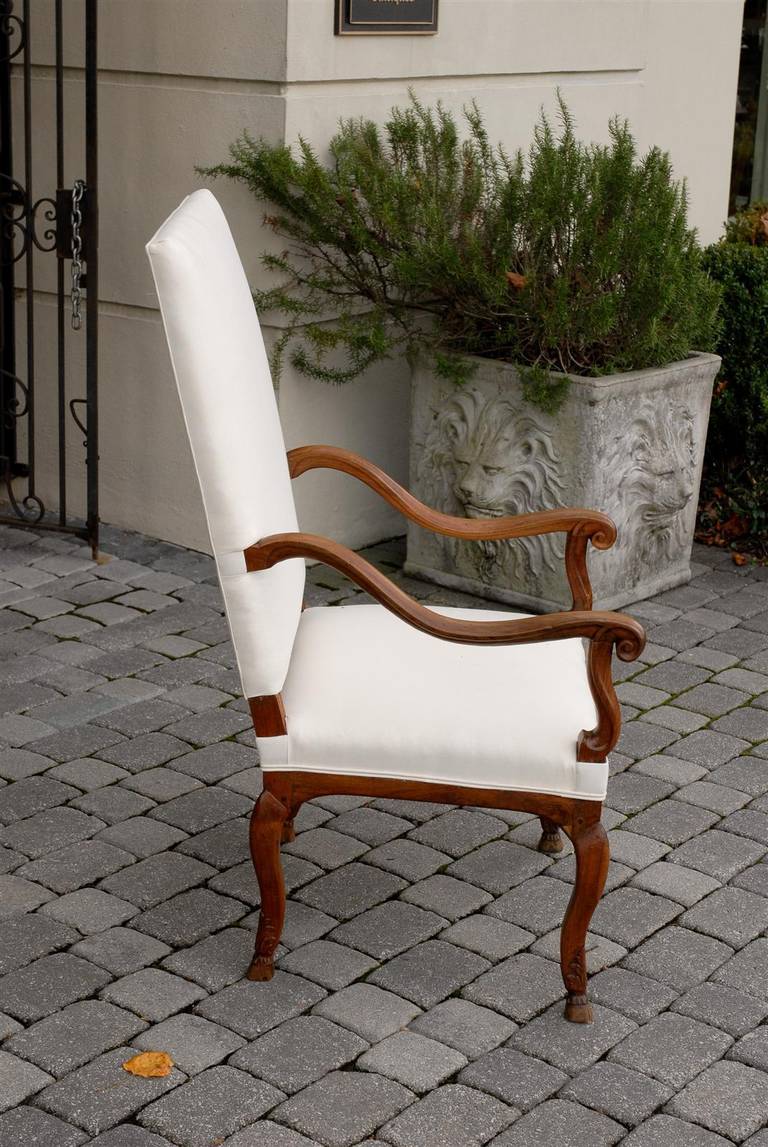 Paire de fauteuils tapissés de style Régence en noyer français, datant d'environ 1820 en vente 4