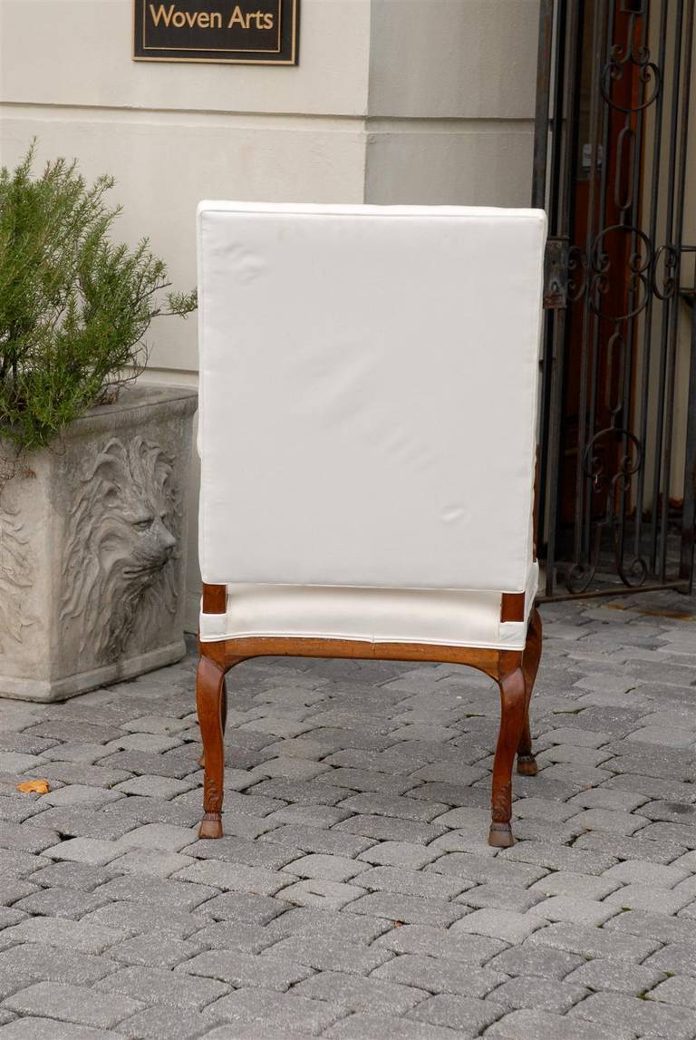 Paire de fauteuils tapissés de style Régence en noyer français, datant d'environ 1820 en vente 1