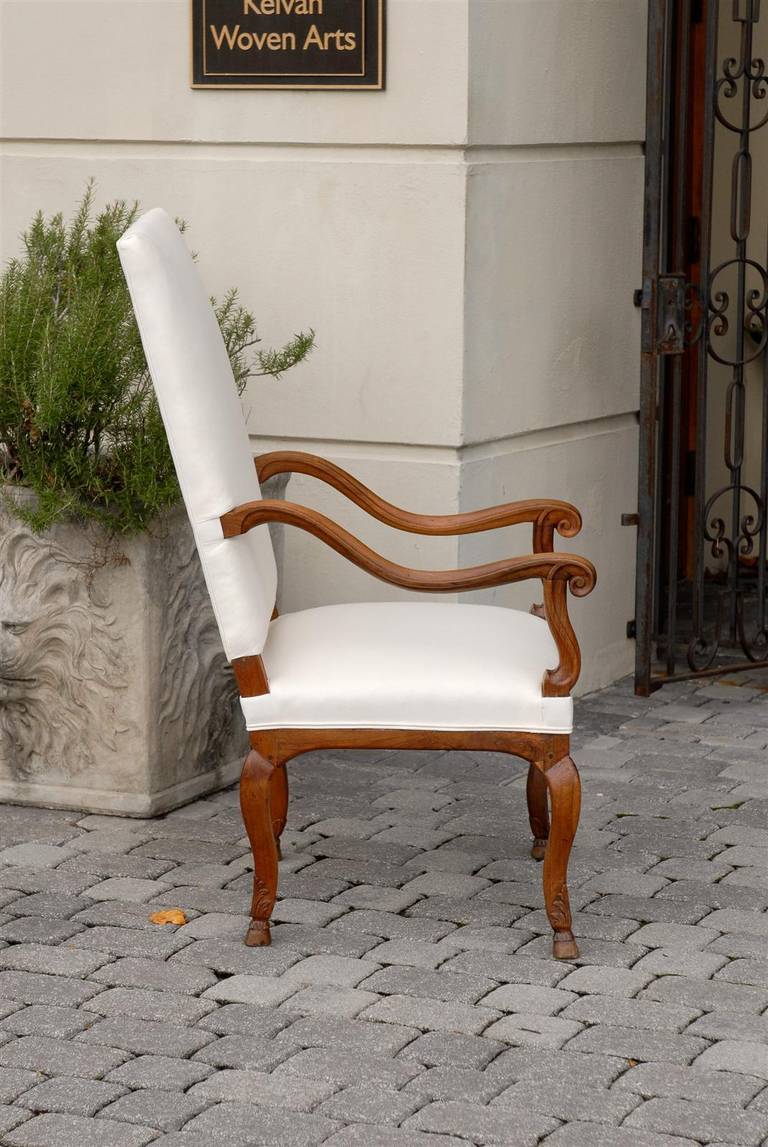 Muslin Pair of French Walnut Régence Style Upholstered Armchairs, circa 1820 For Sale