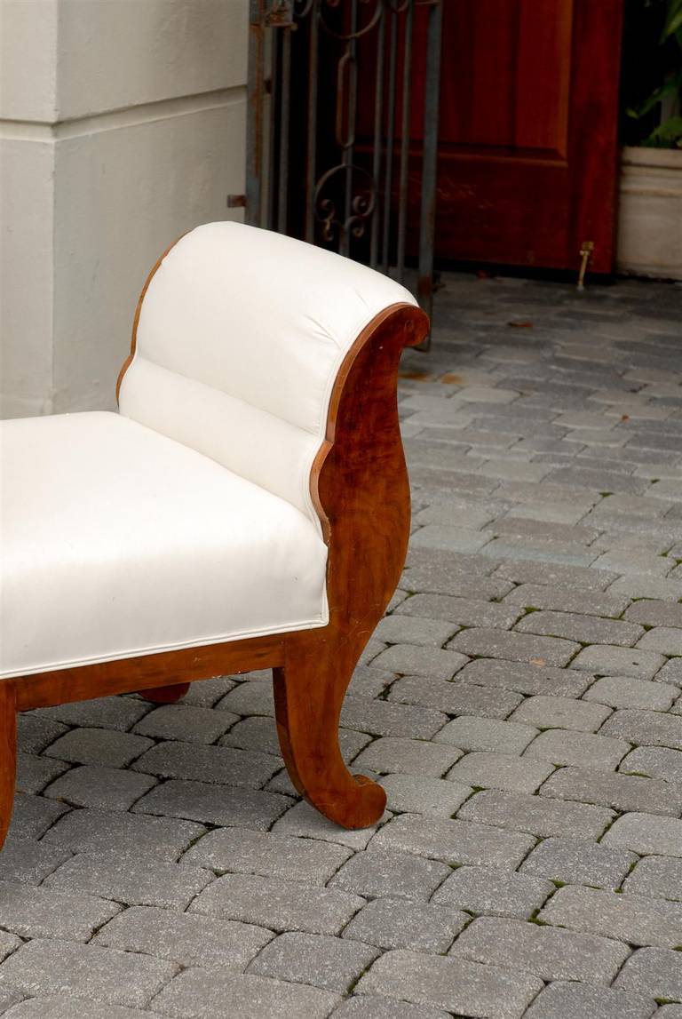 Taburete austriaco Biedermeier de 1850 tapizado con brazos y patas desplegados Muselina en venta