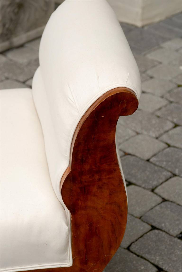 Taburete austriaco Biedermeier de 1850 tapizado con brazos y patas desplegados en venta 2