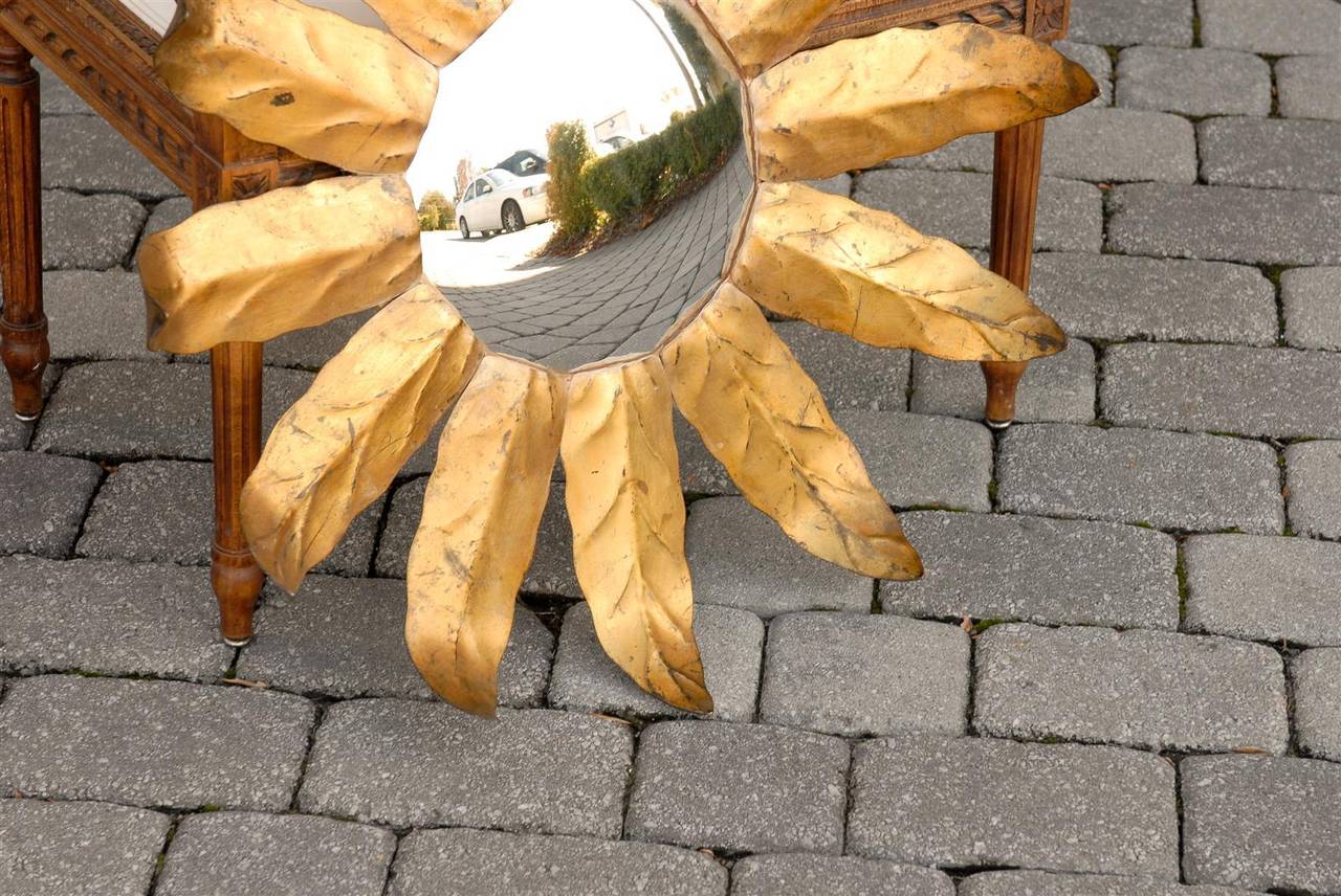 Spanischer Sunburst-Spiegel aus den 1940er Jahren mit vergoldeten geschwungenen Metallblättern und konvexem Glas im Angebot 3