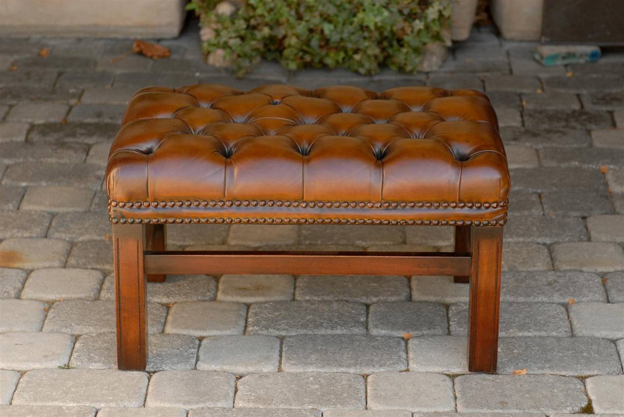 20th Century English Mid-Century Wooden Bench with Brown Tufted Leather Seat For Sale