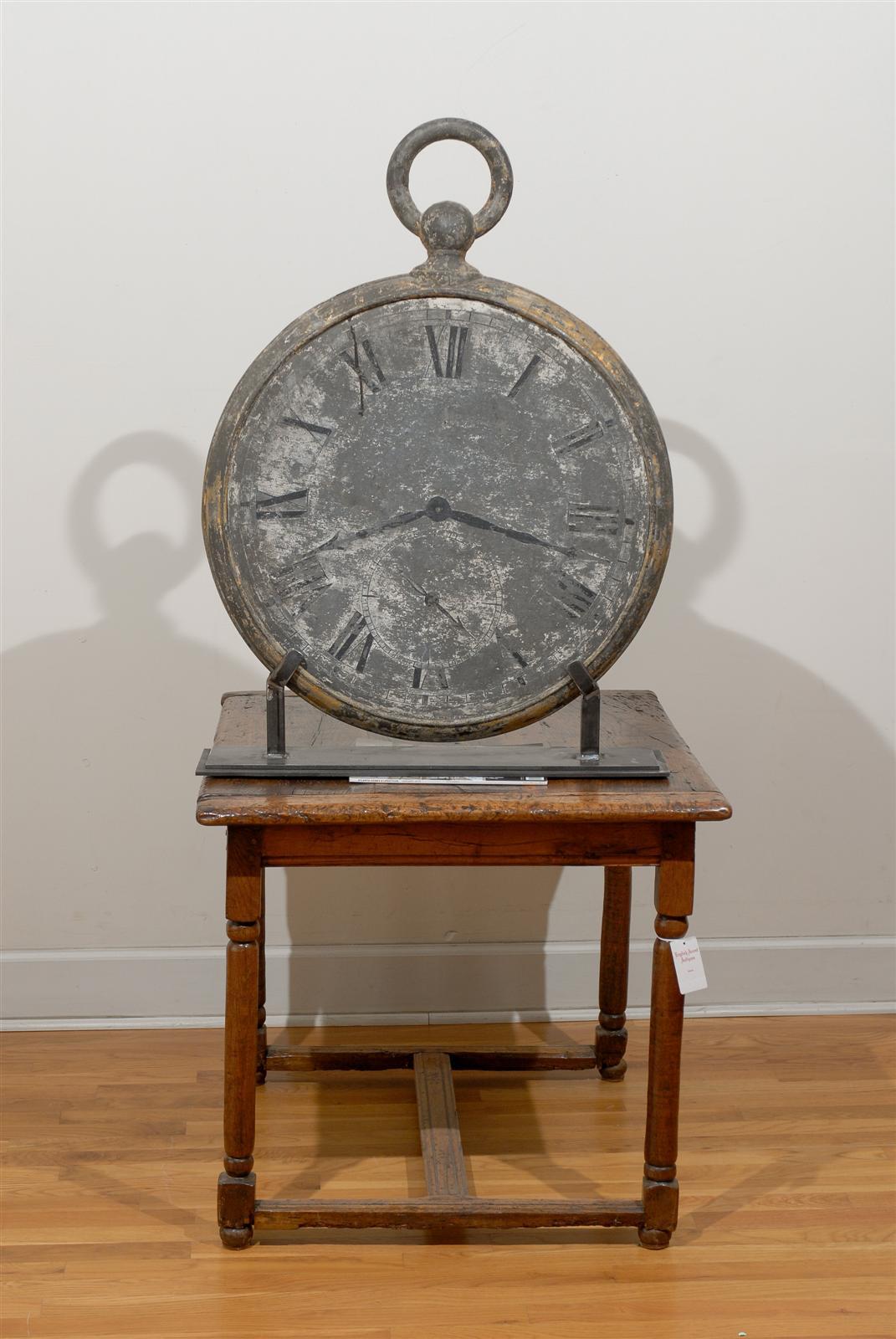 Großes Zink-Uhrhandelsschild auf maßgefertigtem Ständer, Mitte des 19. Jahrhunderts (Französisch) im Angebot