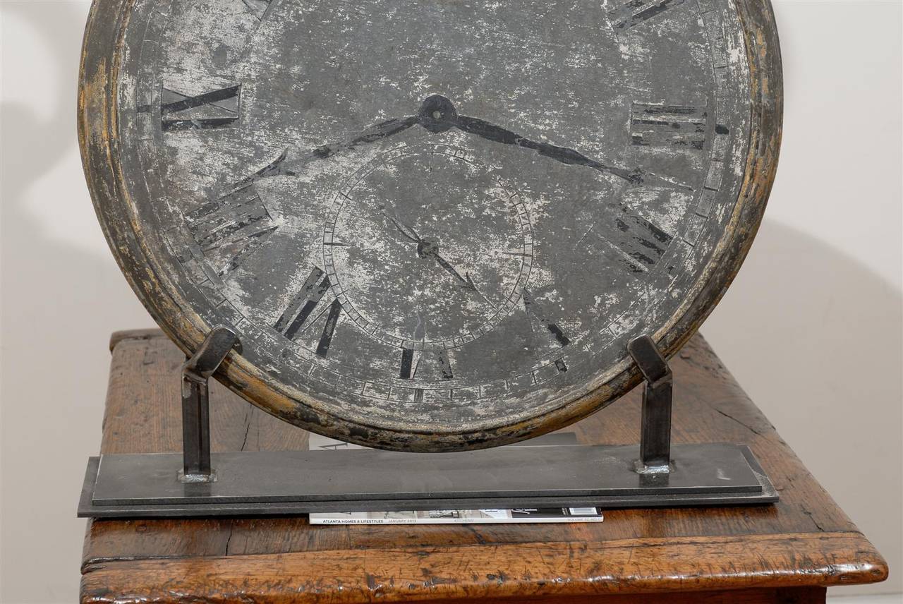 Großes Zink-Uhrhandelsschild auf maßgefertigtem Ständer, Mitte des 19. Jahrhunderts im Zustand „Gut“ im Angebot in Atlanta, GA