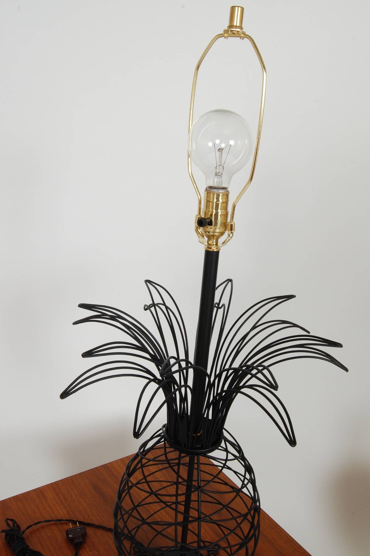 Wire Form Pineapple Lamp In Excellent Condition In San Francisco, CA