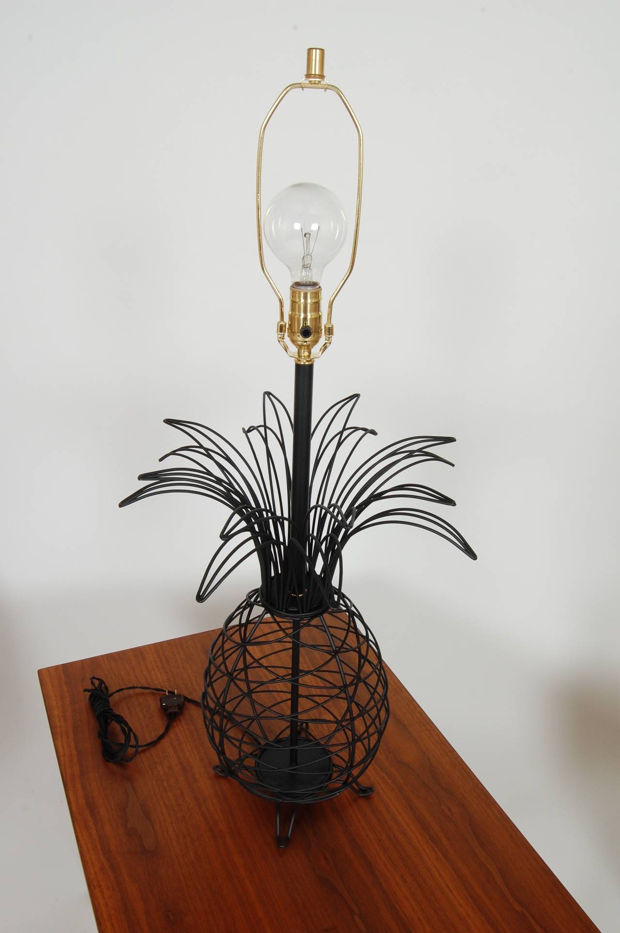 Welded Wire Form Pineapple Lamp
