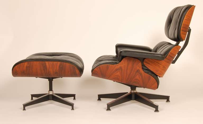 1970's vintage Eames 670 & 671 lounge and ottoman in rosewood and black leather upholstery. The shells have a figurative graining to them and the cushions have the more forgiving foam that allows the sitter a softer ride. A very nice example of an