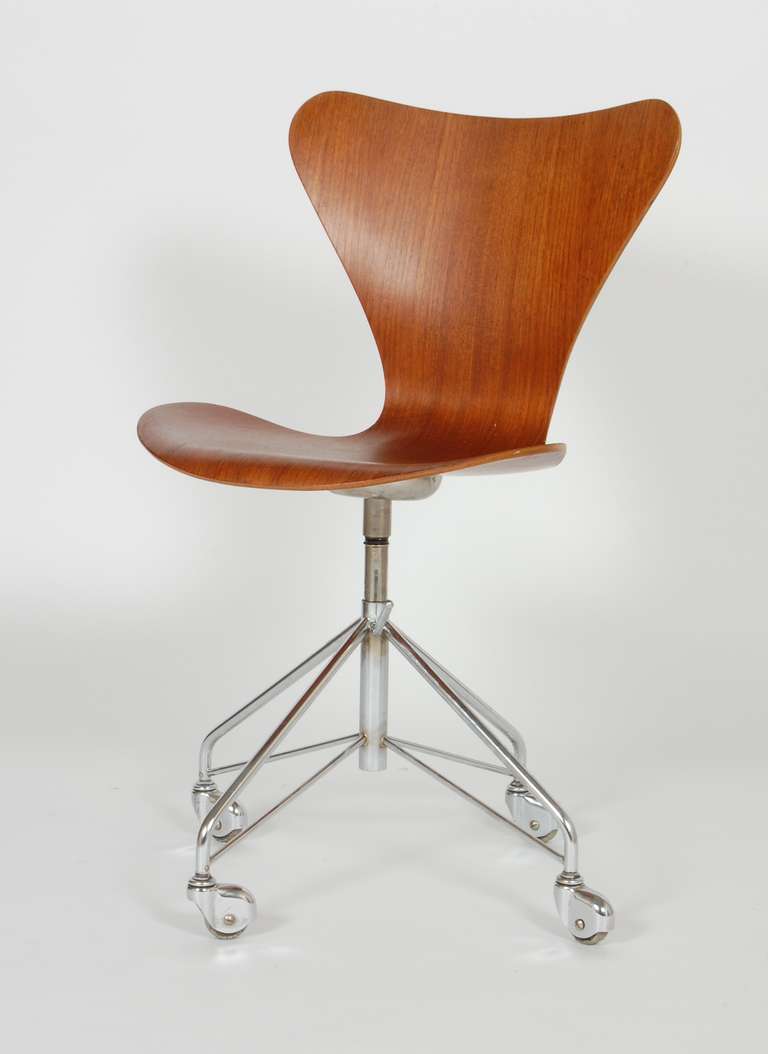 Scandinavian Modern Arne Jacobsen Swivel Task Chair