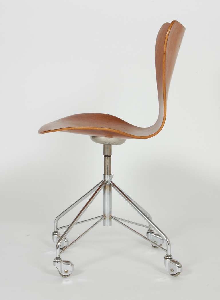 Mid-20th Century Arne Jacobsen Swivel Task Chair