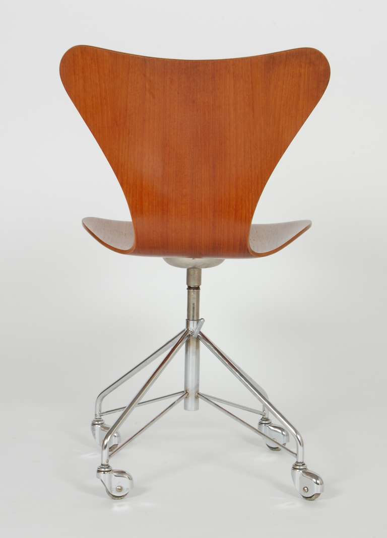 Arne Jacobsen Swivel Task Chair 1