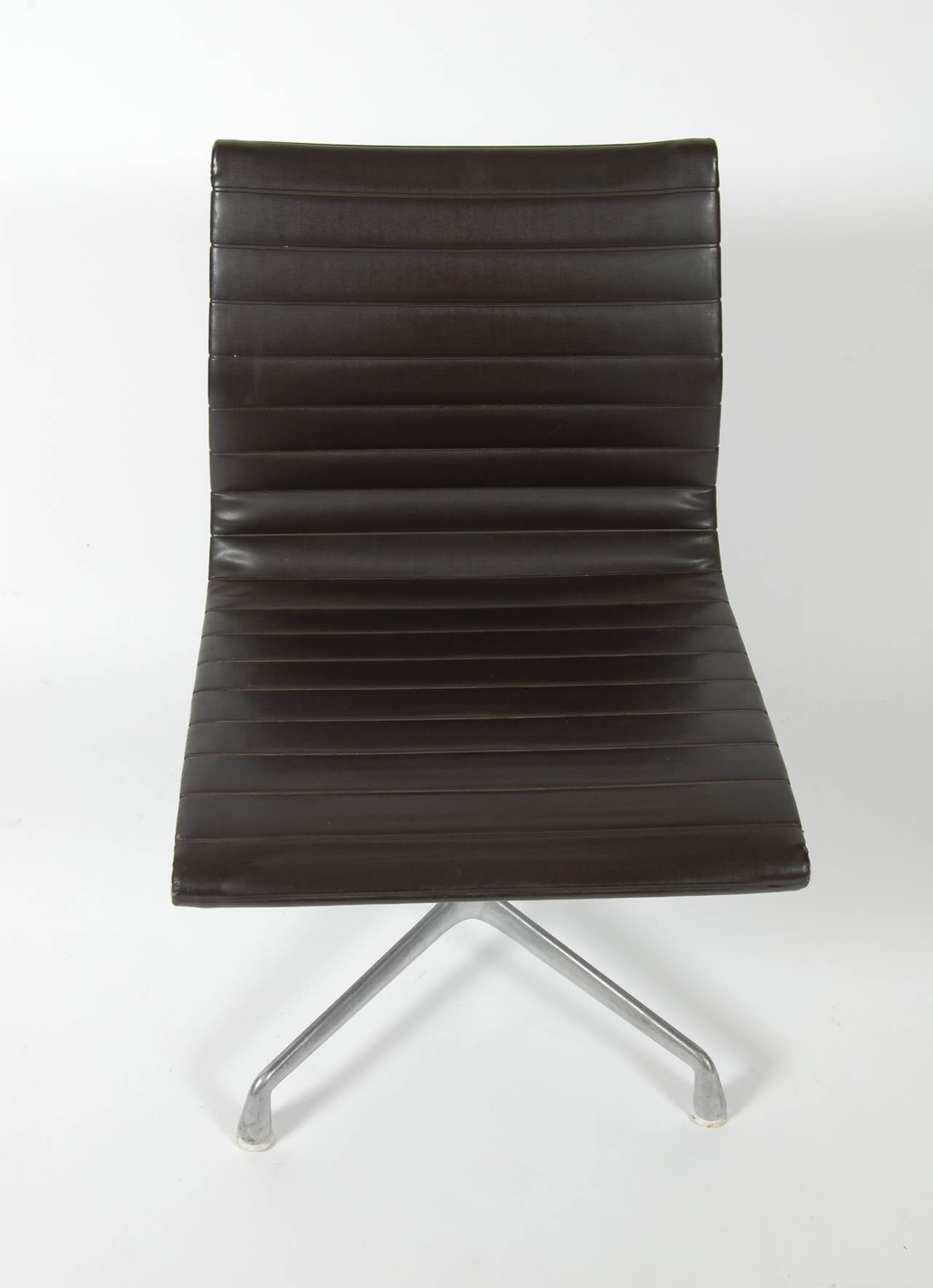 Eames Aluminum Group Chair Circa 1960s In Excellent Condition In San Francisco, CA
