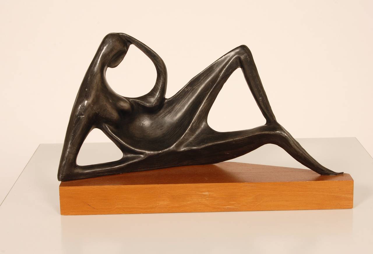 Cast metal figurative abstract sculpture of the female nude on a wooden base. Signed Del Corso, Made in Italy, Foundry D'Arte of Firenze. Expressive modernist form in a grey-black finish.