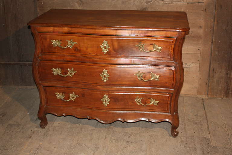 A Fine Louis XV Bombe' Commode, 18th Century 4