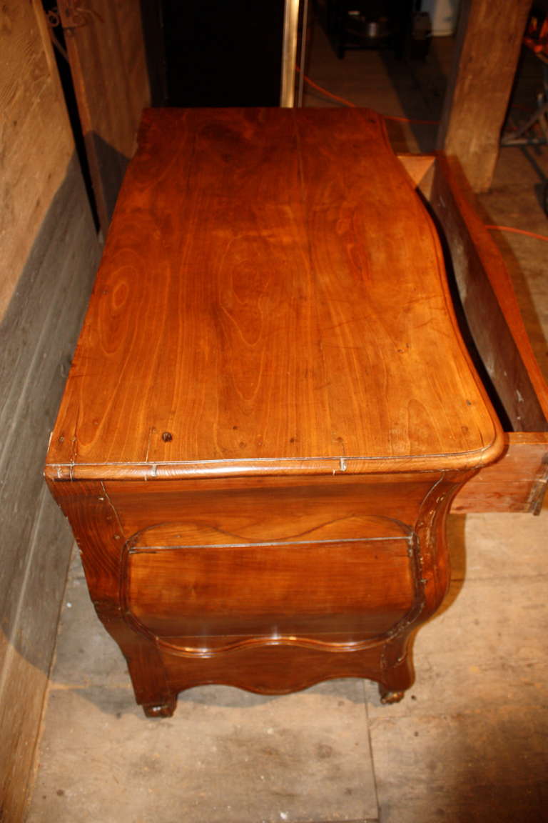 A Fine Louis XV Bombe' Commode, 18th Century In Excellent Condition In Doylestown, PA