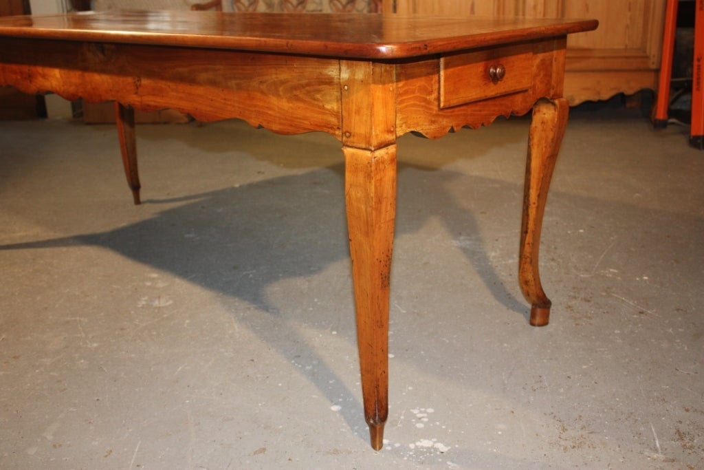 French Country Louis XV Farm Table In Excellent Condition In Doylestown, PA