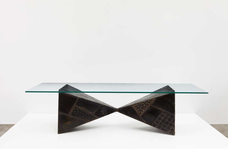 Paul Evans
Coffee table, 1969  
Patinated and painted steel, glass.
15 x 60 x 24 in. (38.1 x 152.4 x 61 cm)

Produced by Paul Evans Studio for Directional Furniture, USA. Side of base signed with 