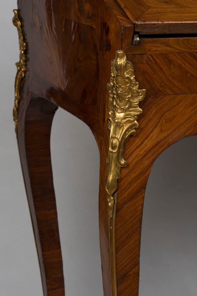 Bureau en Pente en bois de tulipier monté en bronze doré de style Louis XV, attribué à Migeon en vente 2