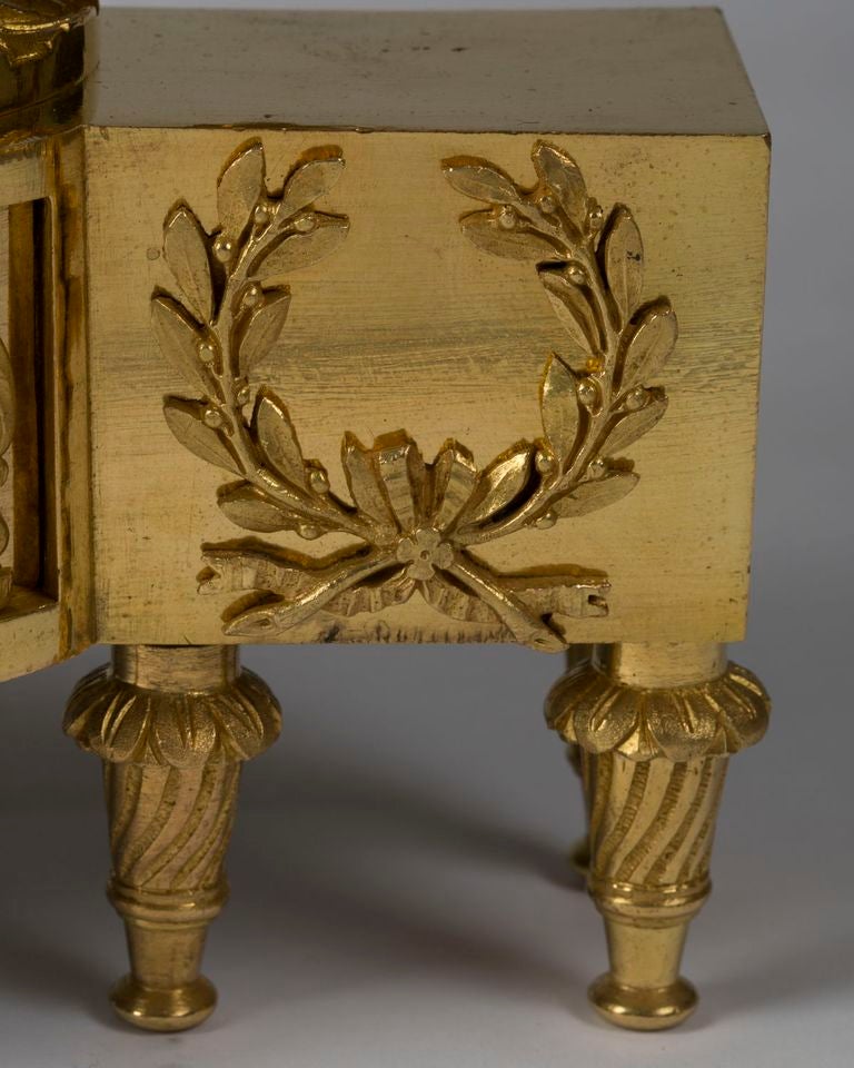 XIX secolo Rara coppia di Chenets (Andirons) in bronzo dorato Impero in vendita