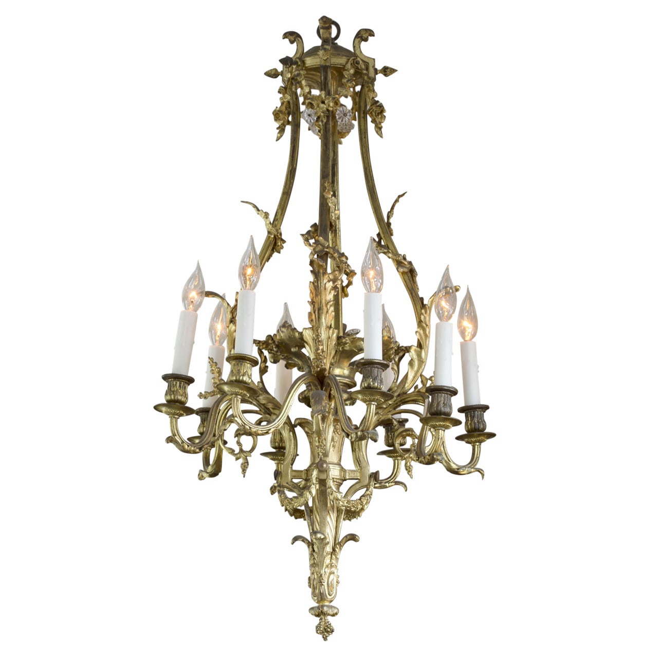 Lustre à huit lumières de style Louis XVI en bronze doré en vente