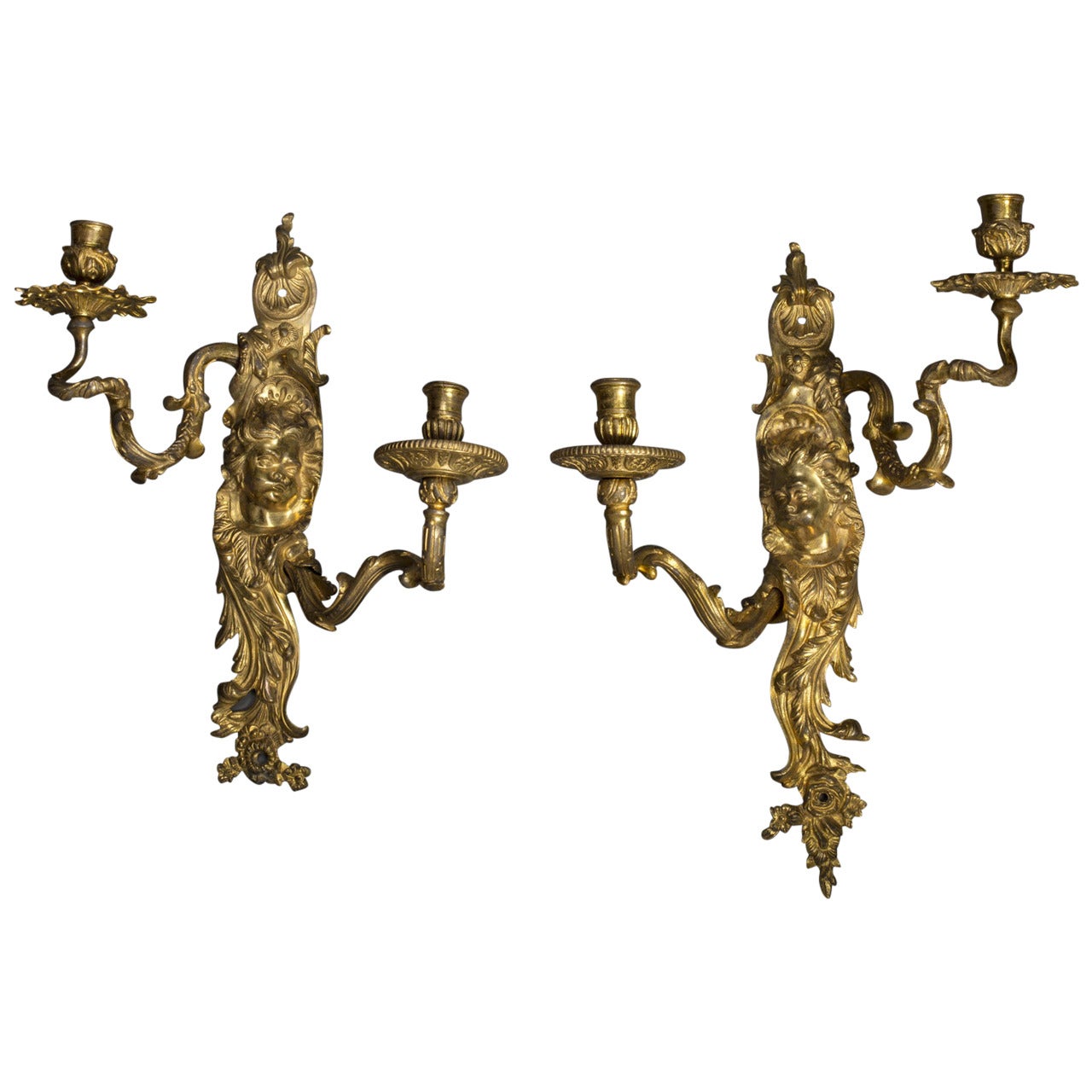 Paire d'appliques à deux lumières en bronze doré de style Régence en vente