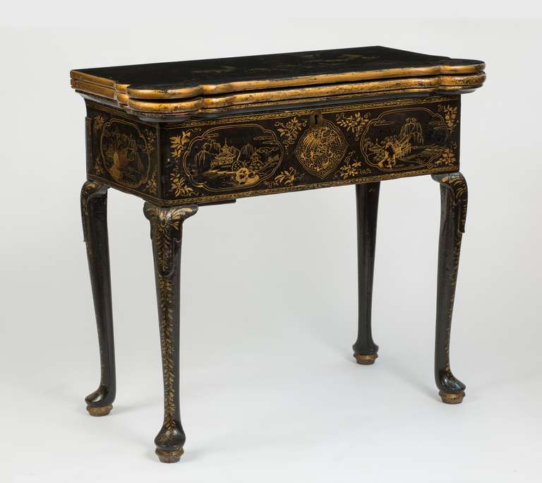 Seltener Chinoiserie-Spieltisch mit drei Klappen, lackiert, Metamorphic, George II. (Britisch) im Angebot