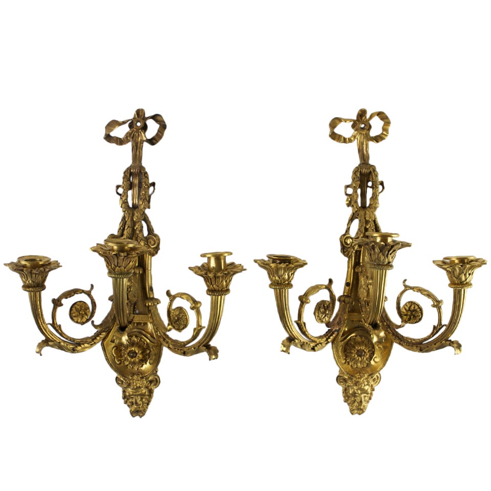 Seltenes Paar dreiflammiger Wandleuchter aus vergoldeter Bronze im Louis-XVI.-Stil