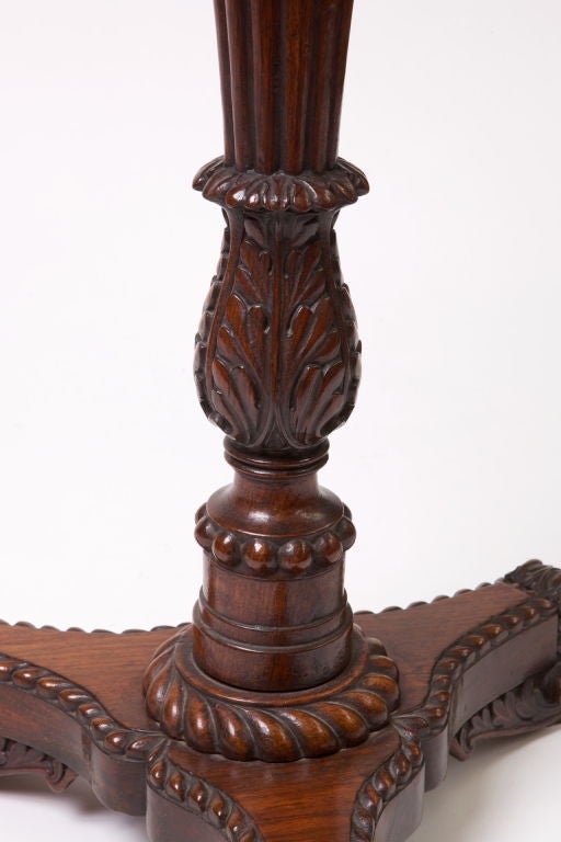 Bois de rose Table d'appoint en bois de rose de style Régence en vente