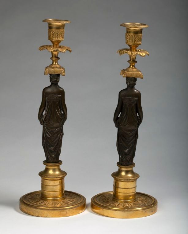 Paar figurale Regency-Kerzenständer aus vergoldeter und patinierter Bronze (19. Jahrhundert) im Angebot