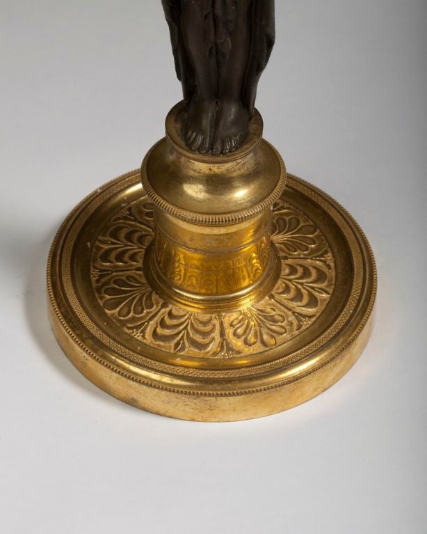 Paar figurale Regency-Kerzenständer aus vergoldeter und patinierter Bronze im Angebot 3