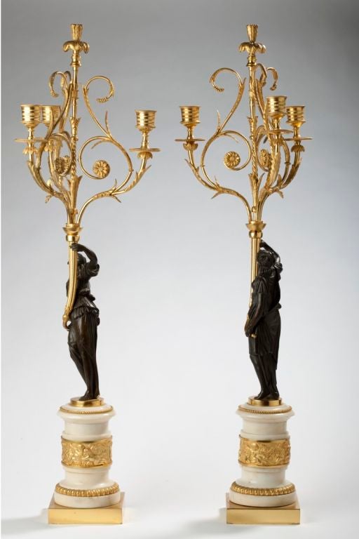 Francese Coppia di candelabri Luigi XVI in ormolu, bronzo patinato e marmo in vendita