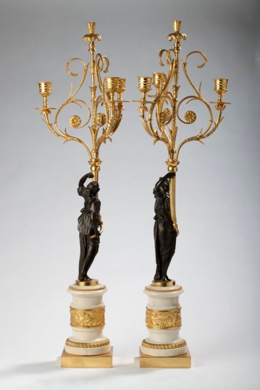 Bronzo Coppia di candelabri Luigi XVI in ormolu, bronzo patinato e marmo in vendita