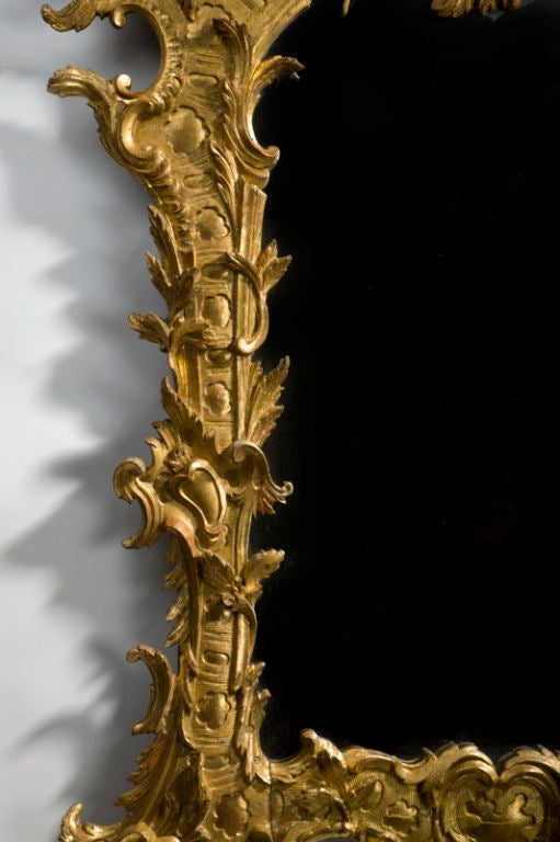 Espejo alemán de madera dorada Rocaille en venta 2