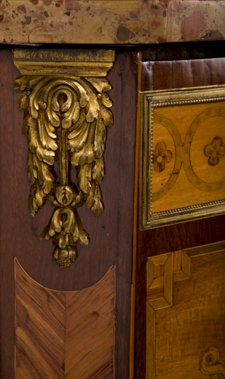 Metà XVIII secolo Commode di transizione Luigi XV/XVI con intarsio montato a ormeggio di Ohneberg in vendita