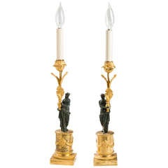 Coppia di candelabri figurati in bronzo patinato e ormeggio del Direttorio