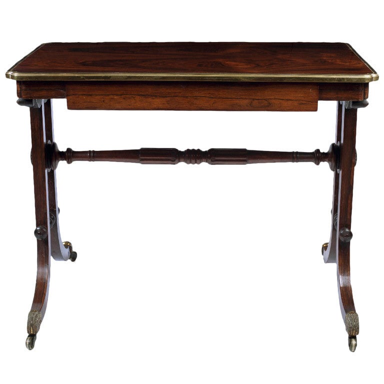 Table à écrire de style Regency en bois de rose monté sur bronze doré